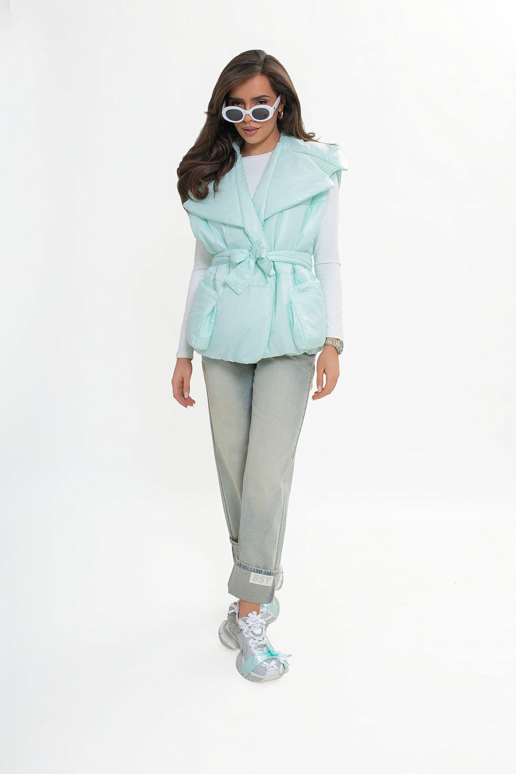 Gilet matelassé pour femme avec capuche et ceinture