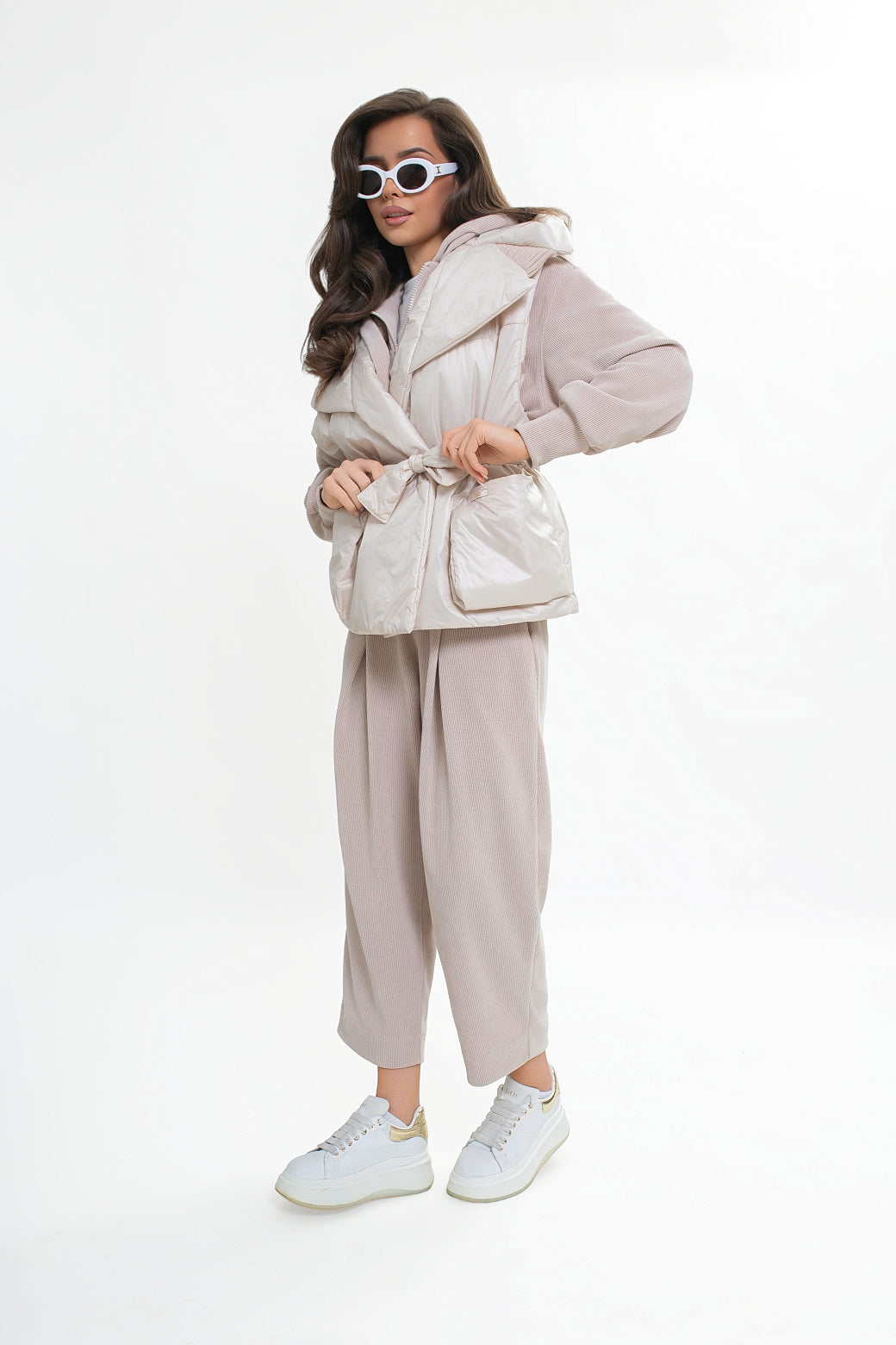 Gilet matelassé pour femme avec capuche et ceinture