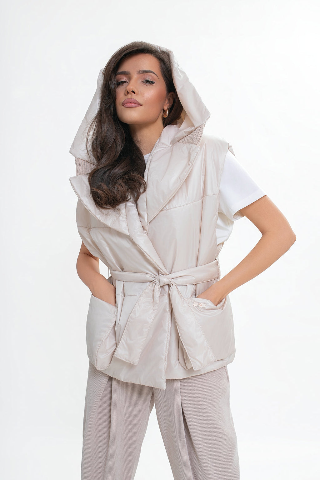 Gilet matelassé pour femme avec capuche et ceinture