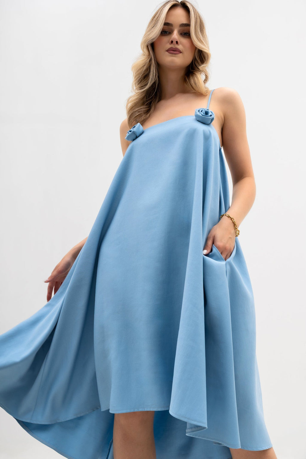 Robe à bretelles avec des roses - évasée, avec un pli creux et des poches
