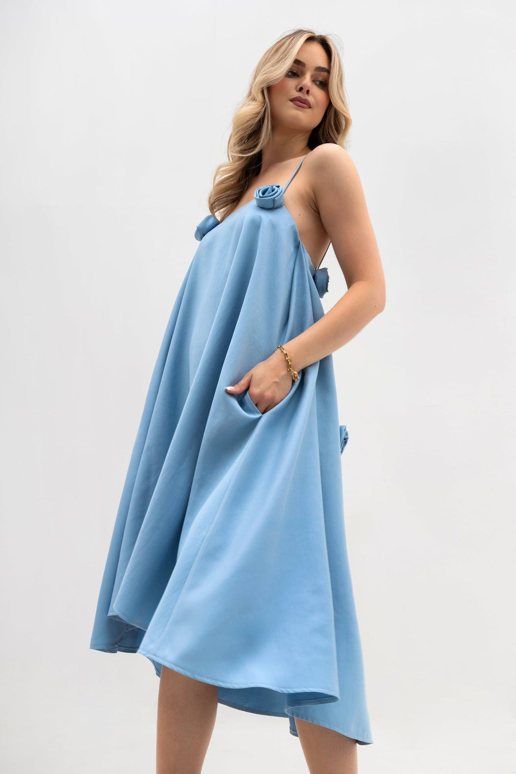 Robe à bretelles avec des roses - évasée, avec un pli creux et des poches