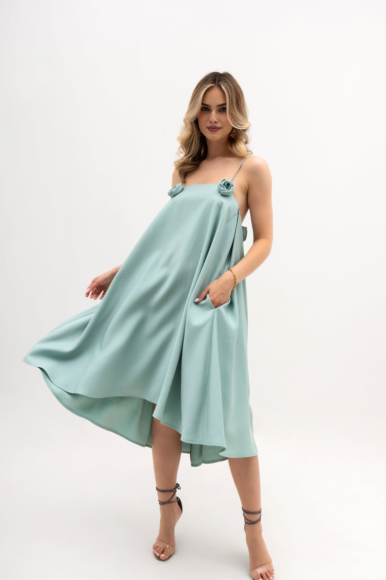 Robe à bretelles avec des roses - évasée, avec un pli creux et des poches