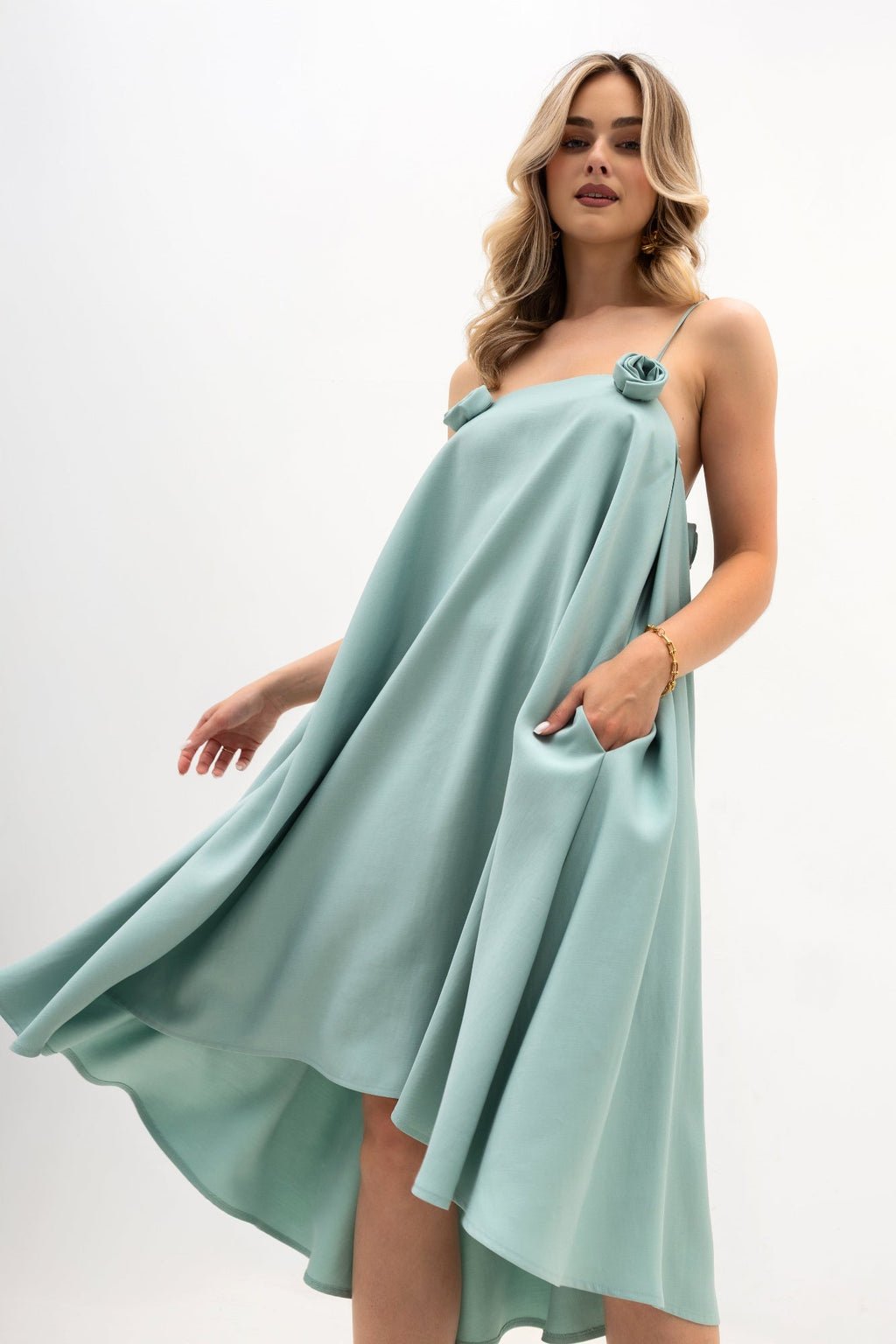 Robe à bretelles avec des roses - évasée, avec un pli creux et des poches