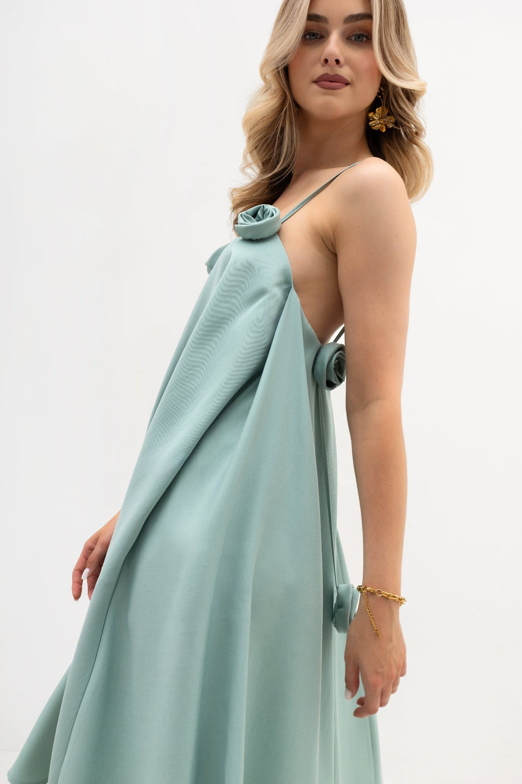 Robe à bretelles avec des roses - évasée, avec un pli creux et des poches