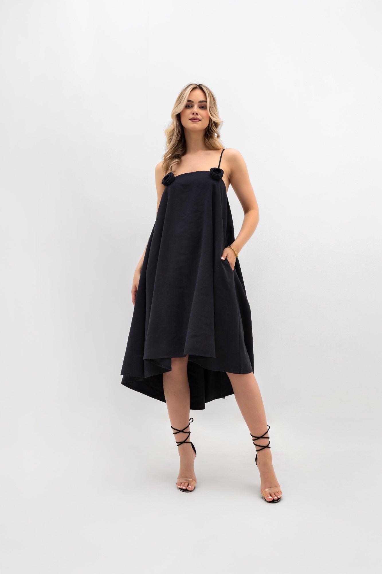 Robe à bretelles avec des roses - évasée, avec un pli creux et des poches