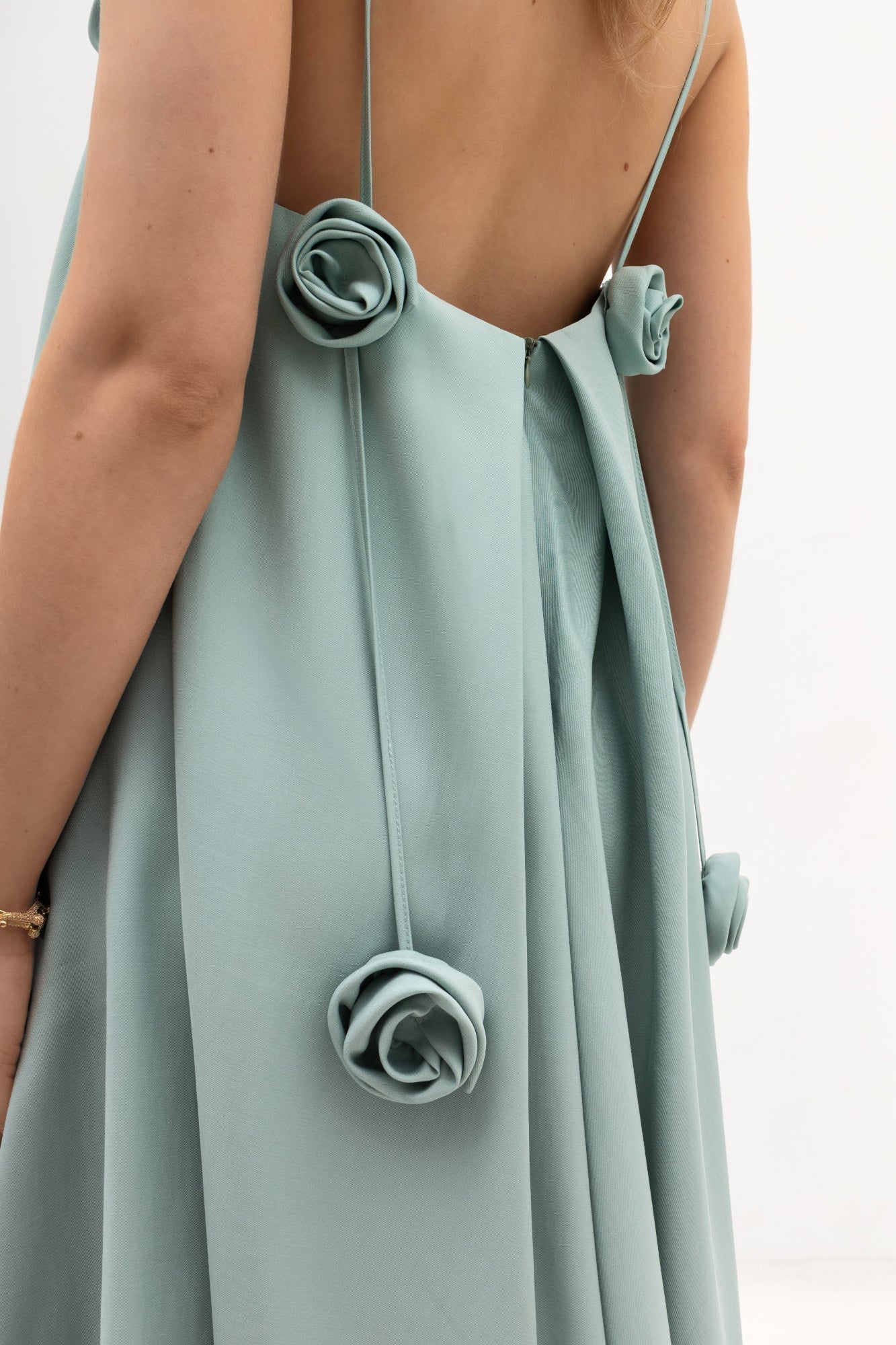 Robe à bretelles avec des roses - évasée, avec un pli creux et des poches