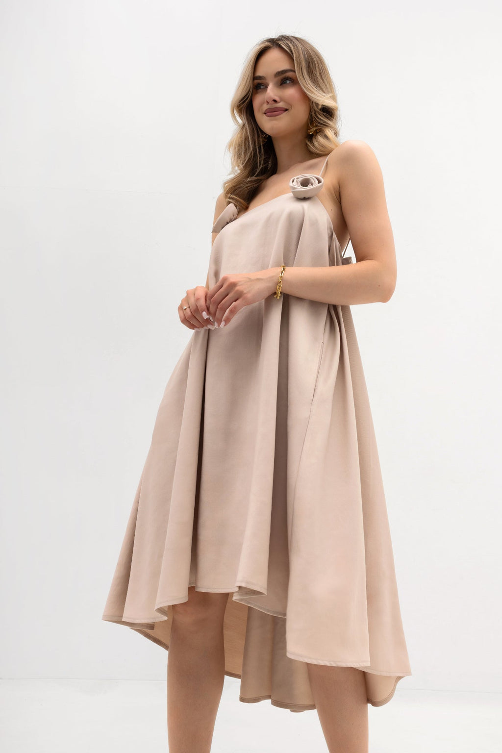 Robe à bretelles avec des roses - évasée, avec un pli creux et des poches