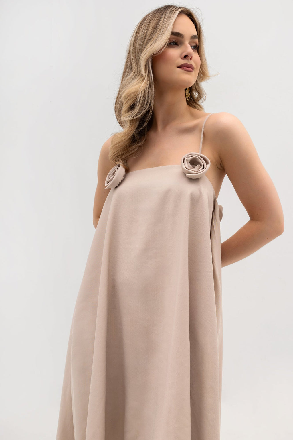 Robe à bretelles avec des roses - évasée, avec un pli creux et des poches