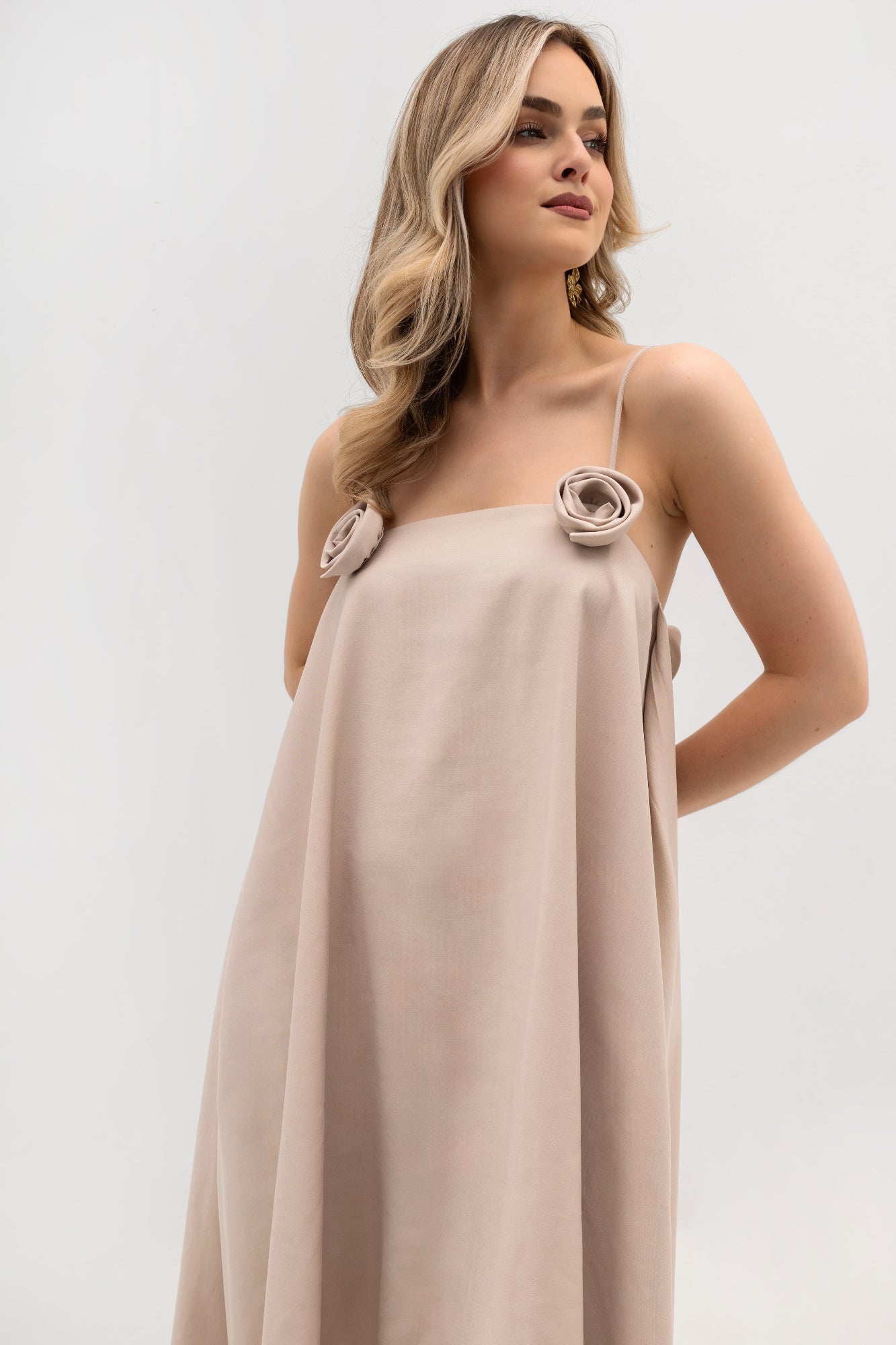 Robe à bretelles avec des roses - évasée, avec un pli creux et des poches