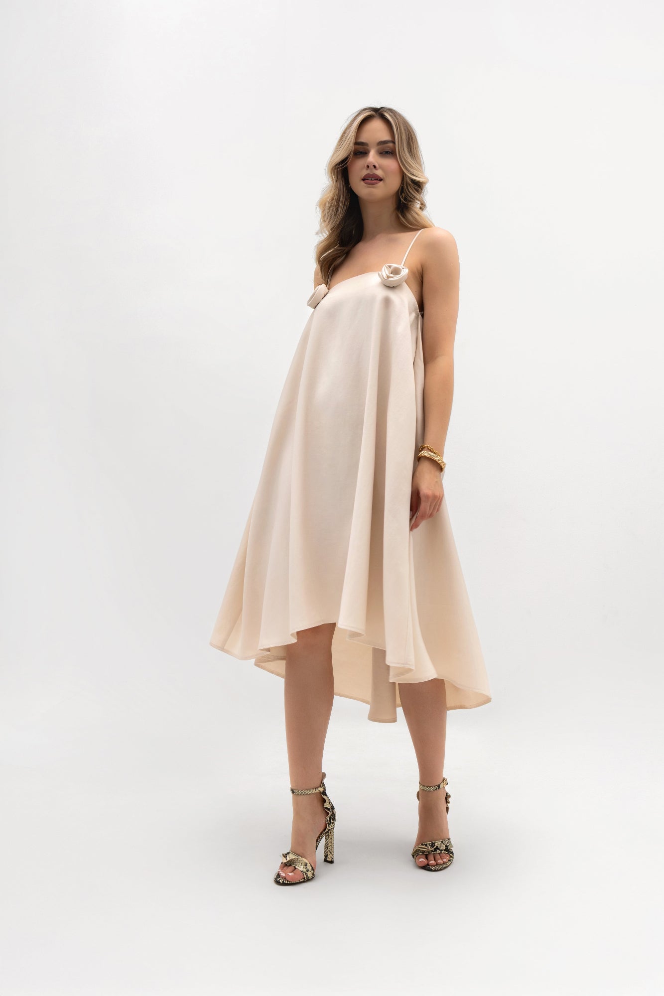 Robe à bretelles avec des roses - évasée, avec un pli creux et des poches