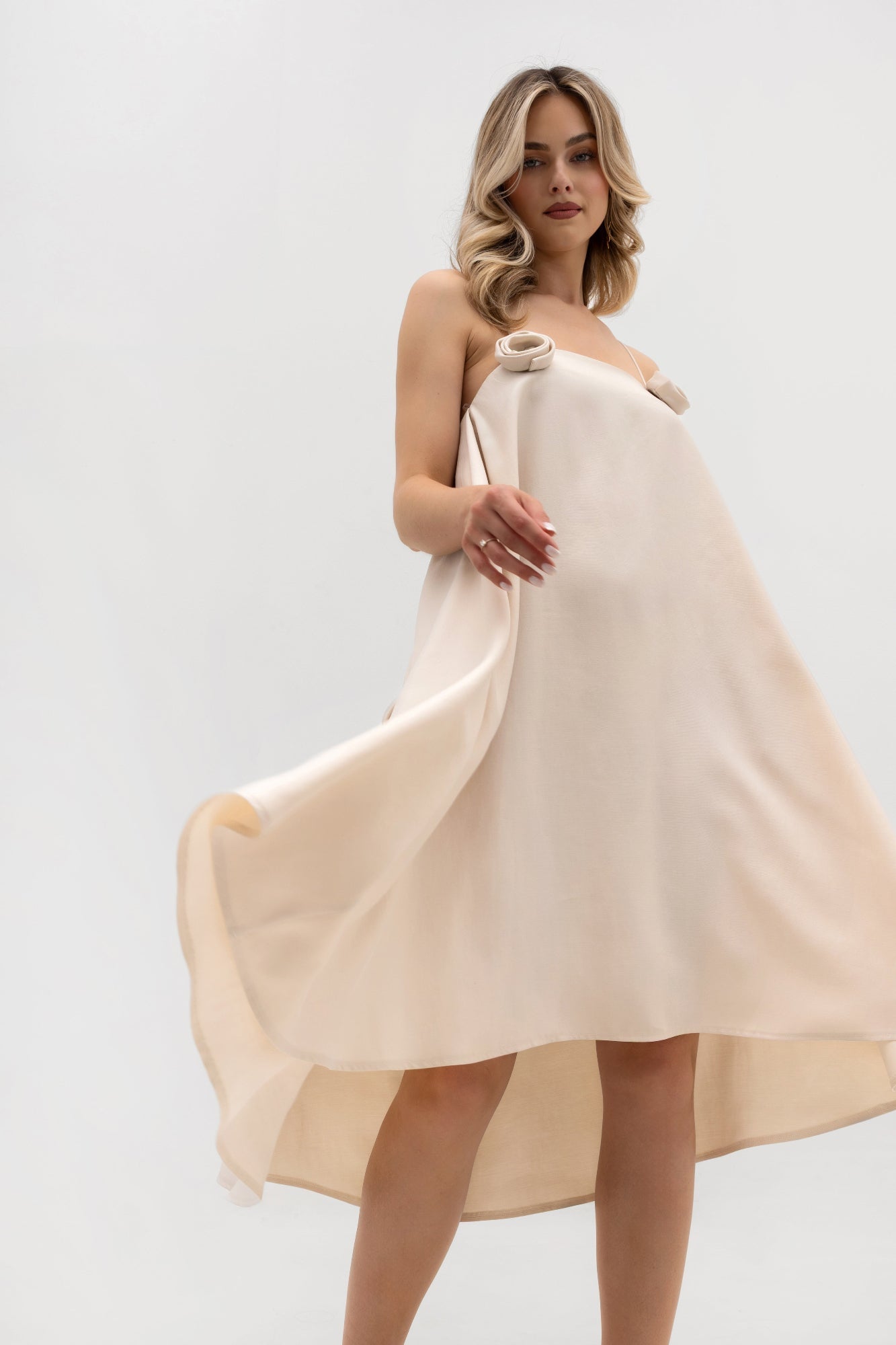 Robe à bretelles avec des roses - évasée, avec un pli creux et des poches
