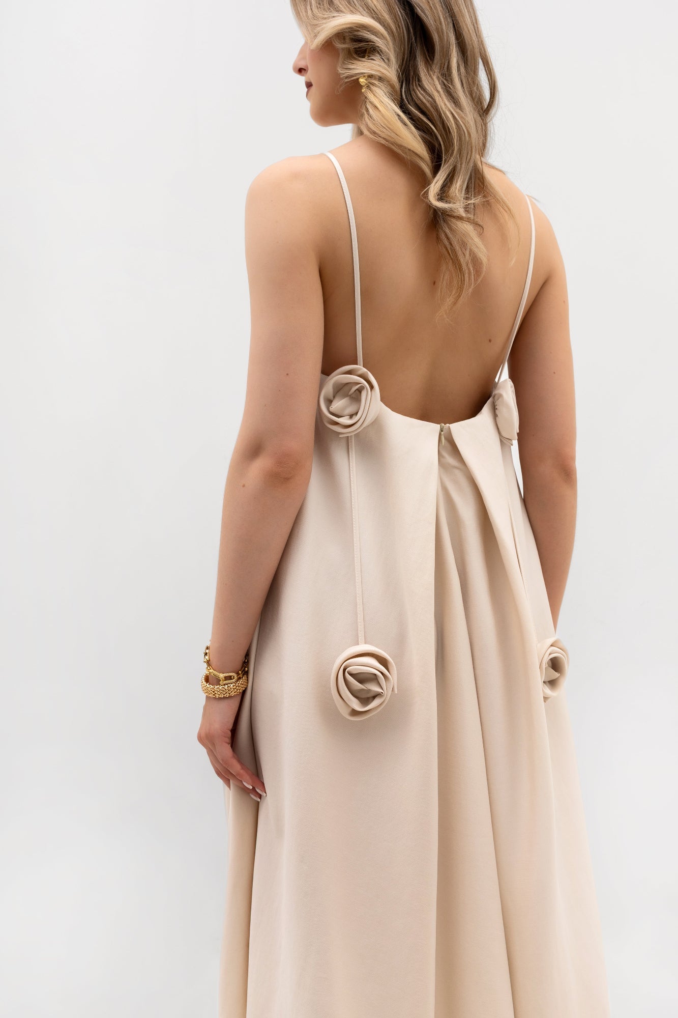 Robe à bretelles avec des roses - évasée, avec un pli creux et des poches