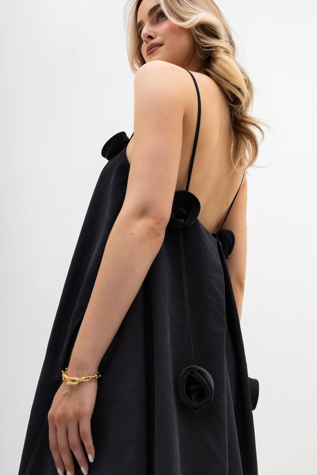 Robe à bretelles avec des roses - évasée, avec un pli creux et des poches
