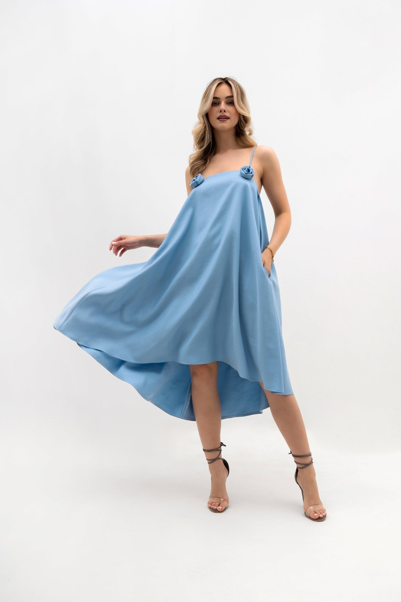 Robe à bretelles avec des roses - évasée, avec un pli creux et des poches