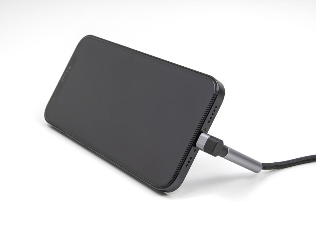 Delock Daten- und Ladekabel USB Typ-A zu Lightning für iPhone, iPad, iPod gewinkelt mit Ständerfunktion schwarz 1,5m MF