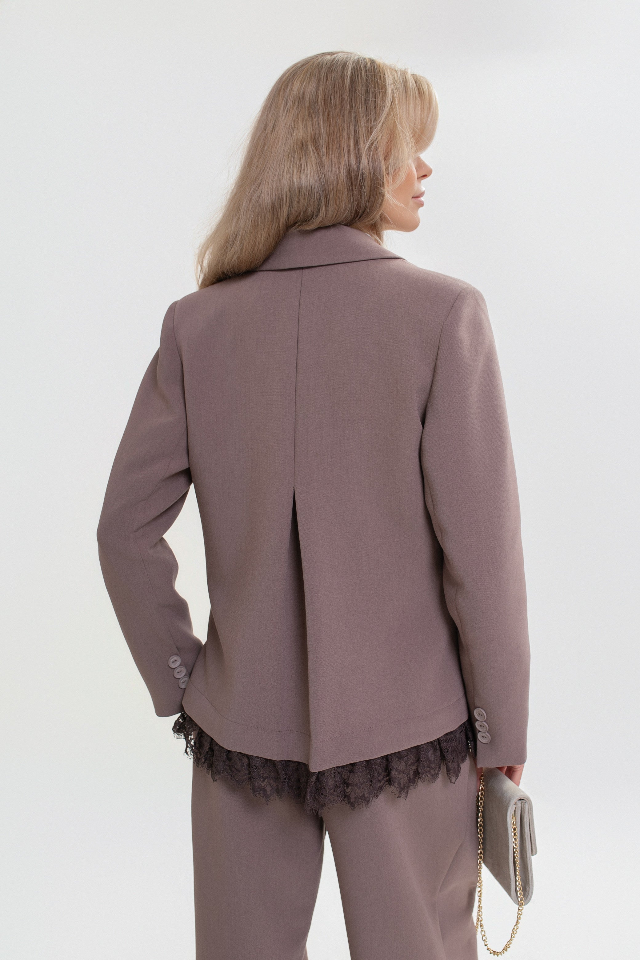Veste pour femme avec des finitions en dentelle