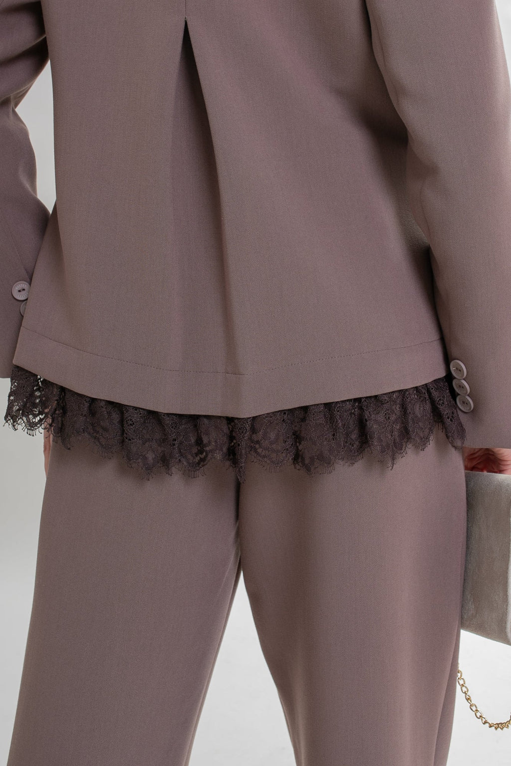 Veste pour femme avec des finitions en dentelle