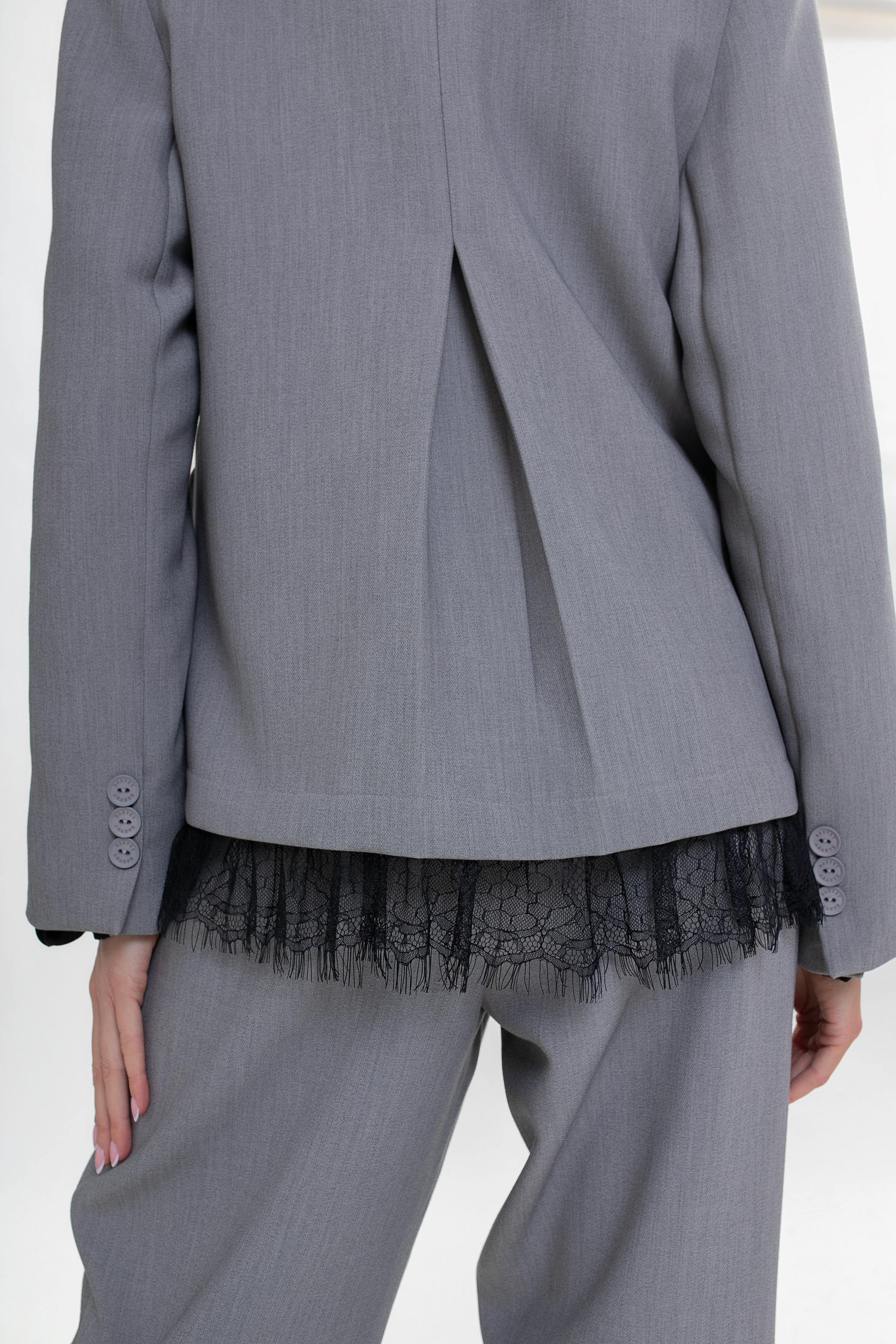 Veste pour femme avec des finitions en dentelle
