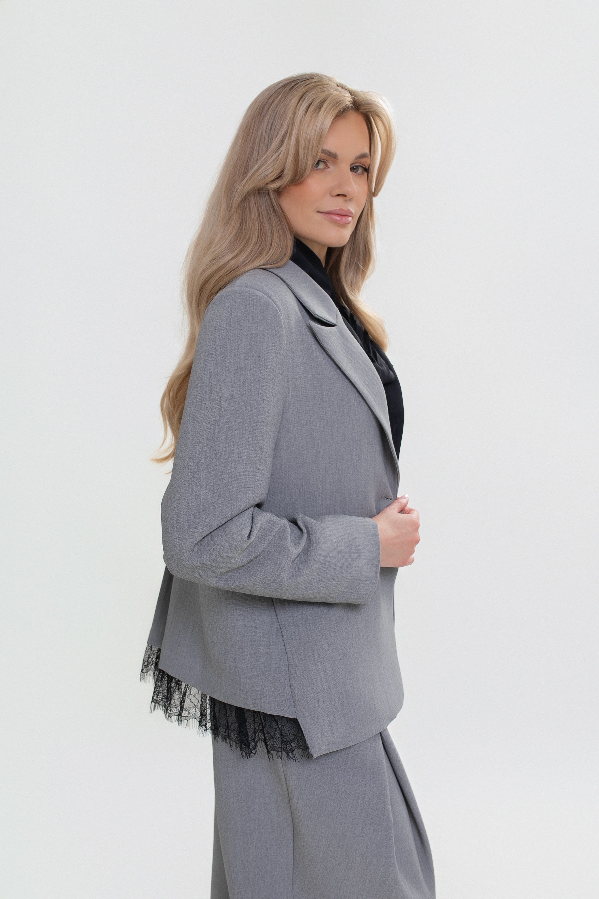 Veste pour femme avec des finitions en dentelle