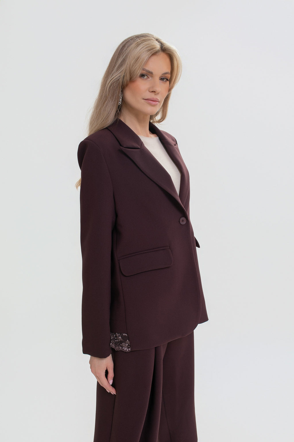 Veste pour femme avec des finitions en dentelle