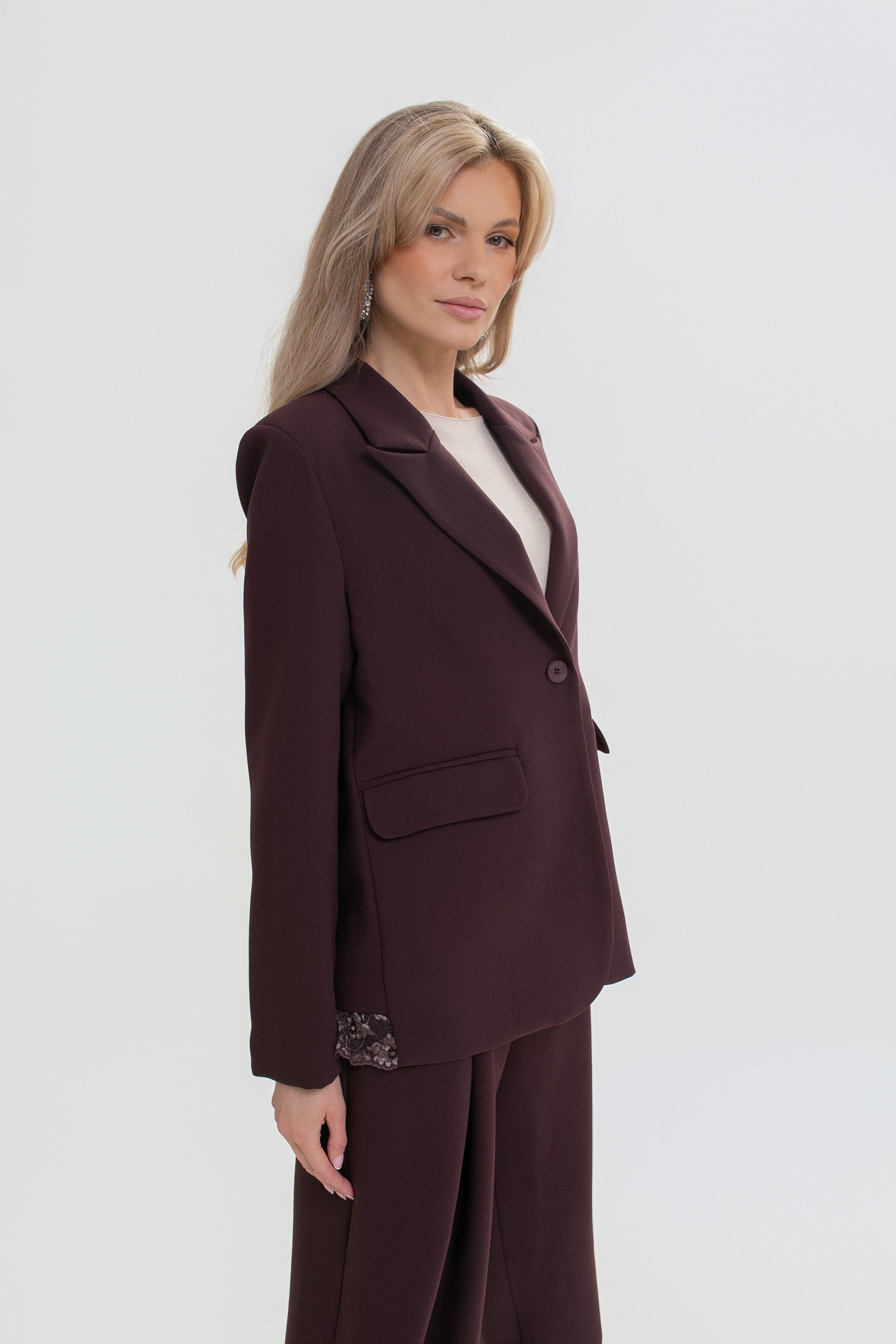 Veste pour femme avec des finitions en dentelle